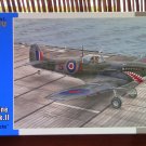 Special Hobby:n Supermarine Seafire Mk.II "Torch & Avalanche" rakennussarja No. SH 48102:n laatikon kansikuva; Mr. Hajekin maalaus majuri Al Wright:n "hainhampaisesta" Seafire LF.Mk.IIc koneesta.