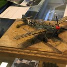 Michael von Bellin (muistaakseni) n�ytt�v� 1/48 Messerschmitt Bf 109 E-4 Trop "Musta kasi". Alusta ansaitsee erityismaininnan. Upea. Kansainv�lisiss� n�yttelyiss� nuo alustat ovat l�hes pakollisia, jos meinaa p�rj�t�. V�h�n niin kuin taulun kehykset.