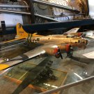 On se aika j�tikk�! 1/32 Boeing B-17G. Kokonaisuutena hieno malli. S�ist�minen ym. oli hyvin skaalassa. Ty�t� on ollut! Tuolle mallille pit�� varmaan olla jo vaimolta s�ilytyslupa, jossain. Hyllyyn ei mahdu. :)